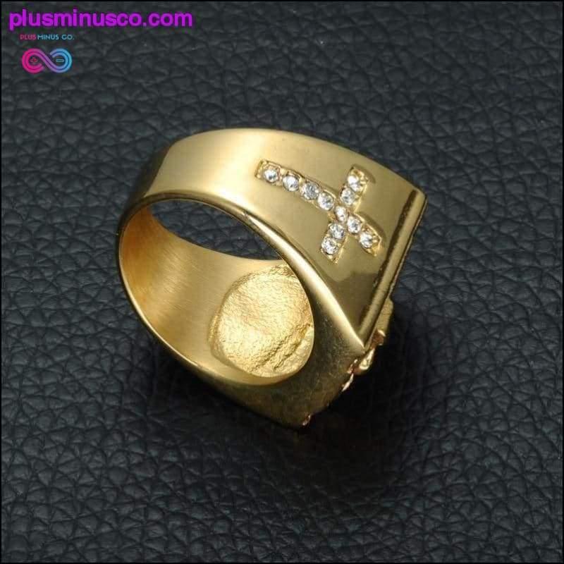 خاتم يسوع كروس أبيض مكعب زركونيا للرجال باللون الذهبي - plusminusco.com