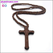 Cruz de Jesus com pingente de rosário esculpido em contas de madeira - plusminusco.com