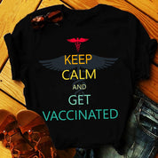 Būkite ramūs ir paskiepykite marškinėlius, skiepų marškinėlius, skiepų marškinėlius, „Pro Vaccines“ marškinėlius, juokingus slaugytojo marškinėlius, skiepai gelbsti gyvybes – plusminusco.com