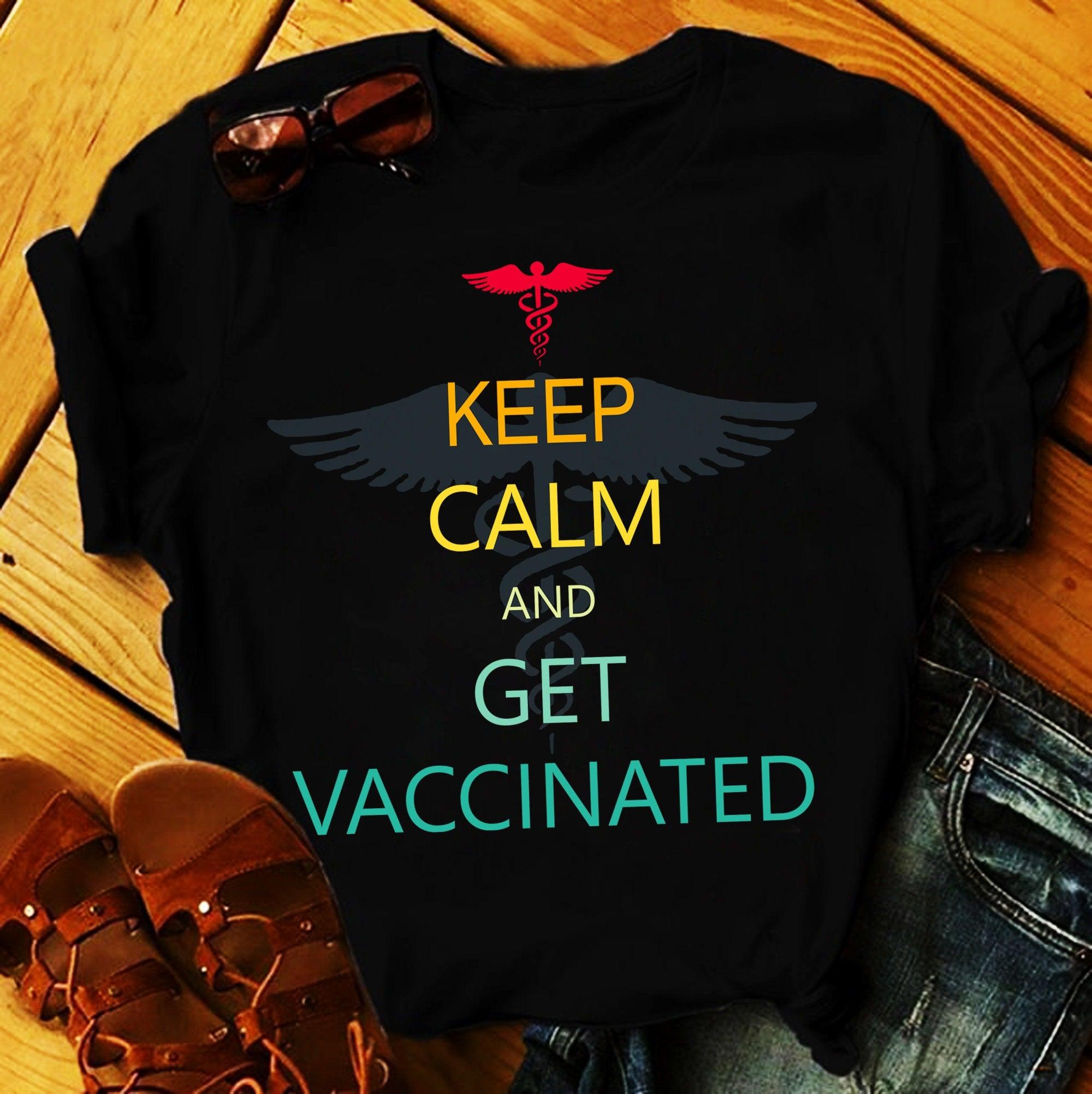 침착함을 유지하고 예방 접종을 받으세요 티셔츠, 예방 접종 셔츠, 예방 접종 티셔츠 받기, 프로 백신 셔츠, 간호사 웃긴 셔츠, 백신이 생명을 구합니다 - plusminusco.com