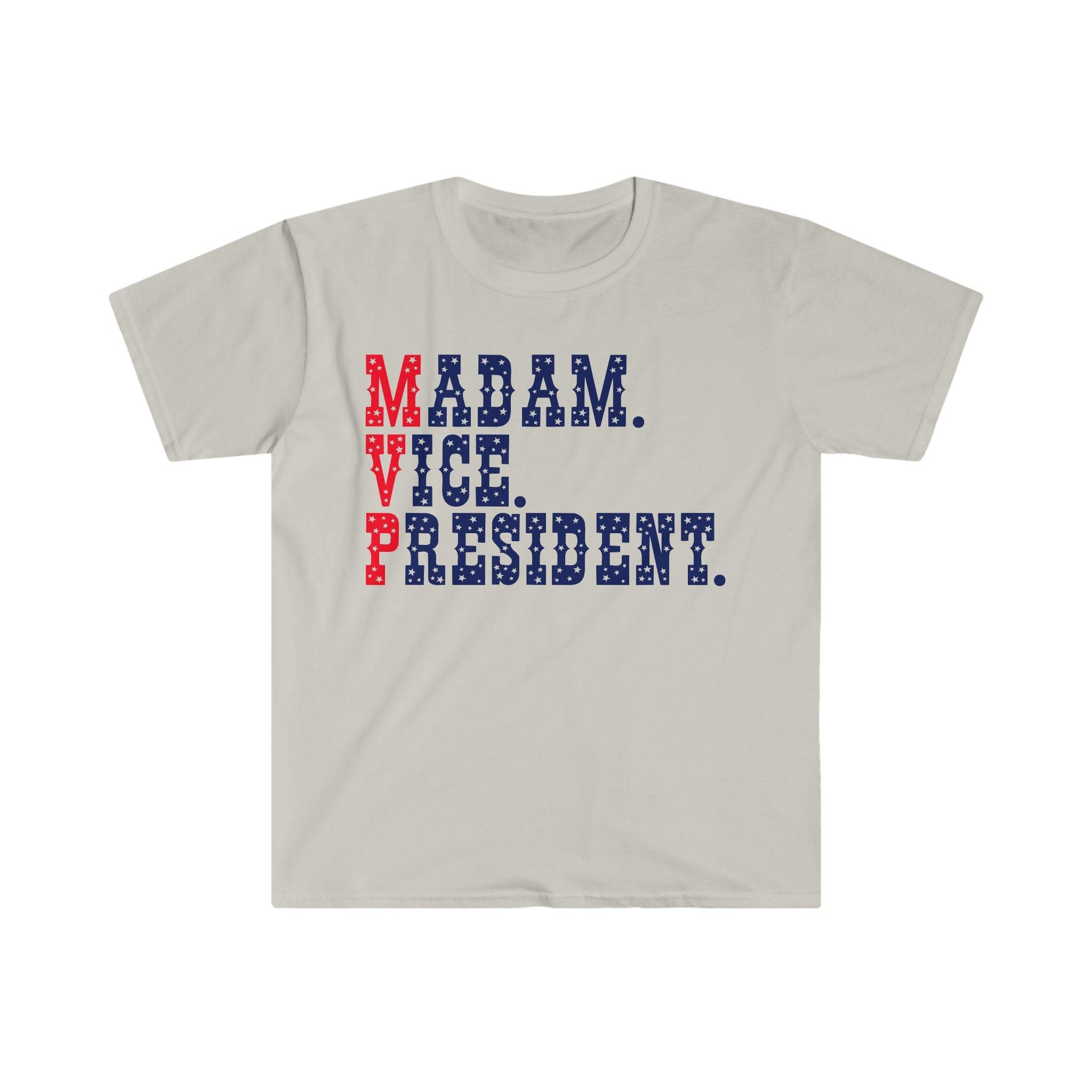 Fru næstformand | Madam VP T-Shirts First Woman Vice President Indsættelse Feminist Gift Tee Unisex T-shirt, Demokrater, Kamala Harris - plusminusco.com