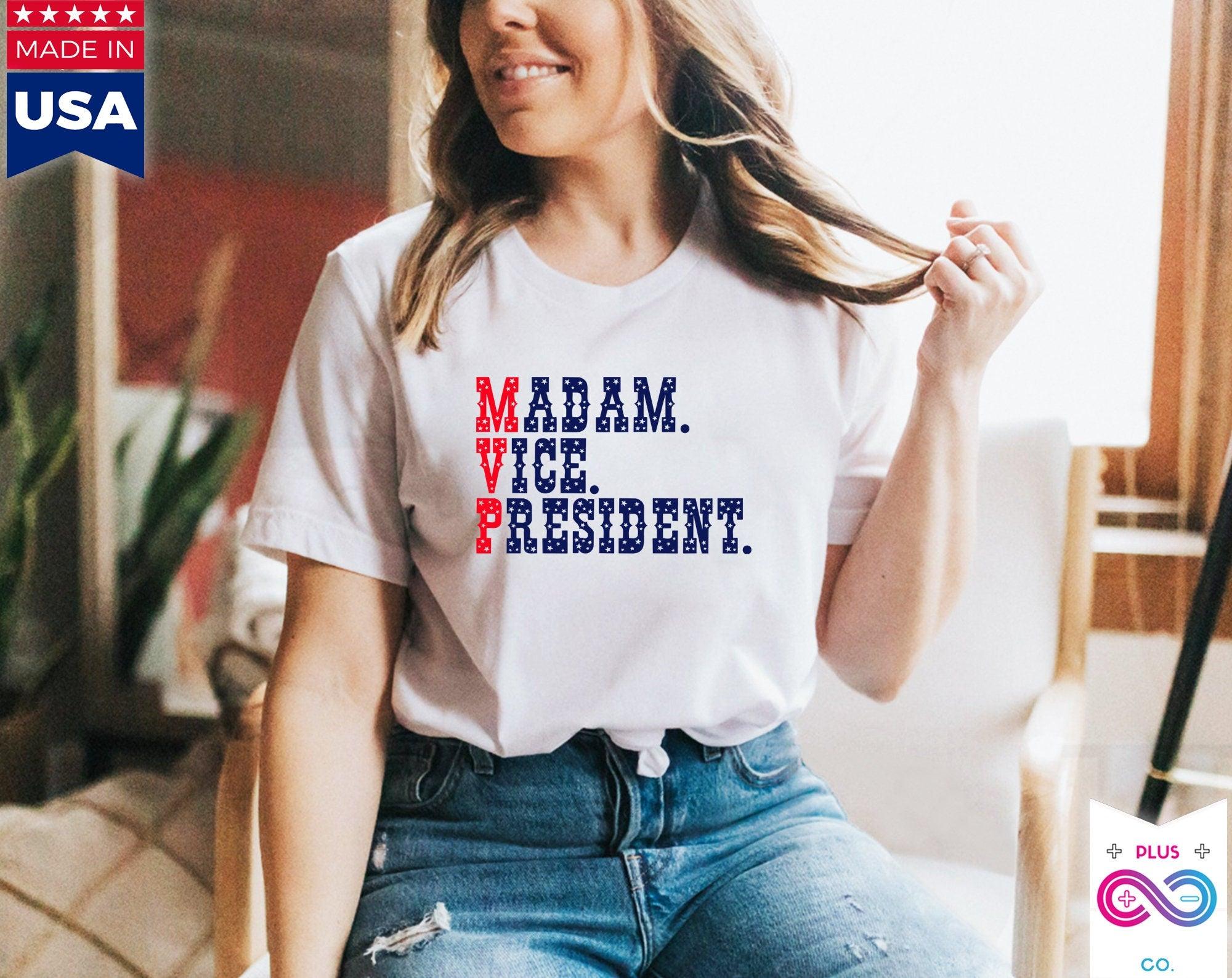 Κυρία Αντιπρόεδρος | Madam VP T-Shirts Πρώτη γυναίκα Αντιπρόεδρος Εγκαίνια Φεμινιστικό δώρο μπλουζάκι Unisex, Δημοκρατικοί, Kamala Harris - plusminusco.com