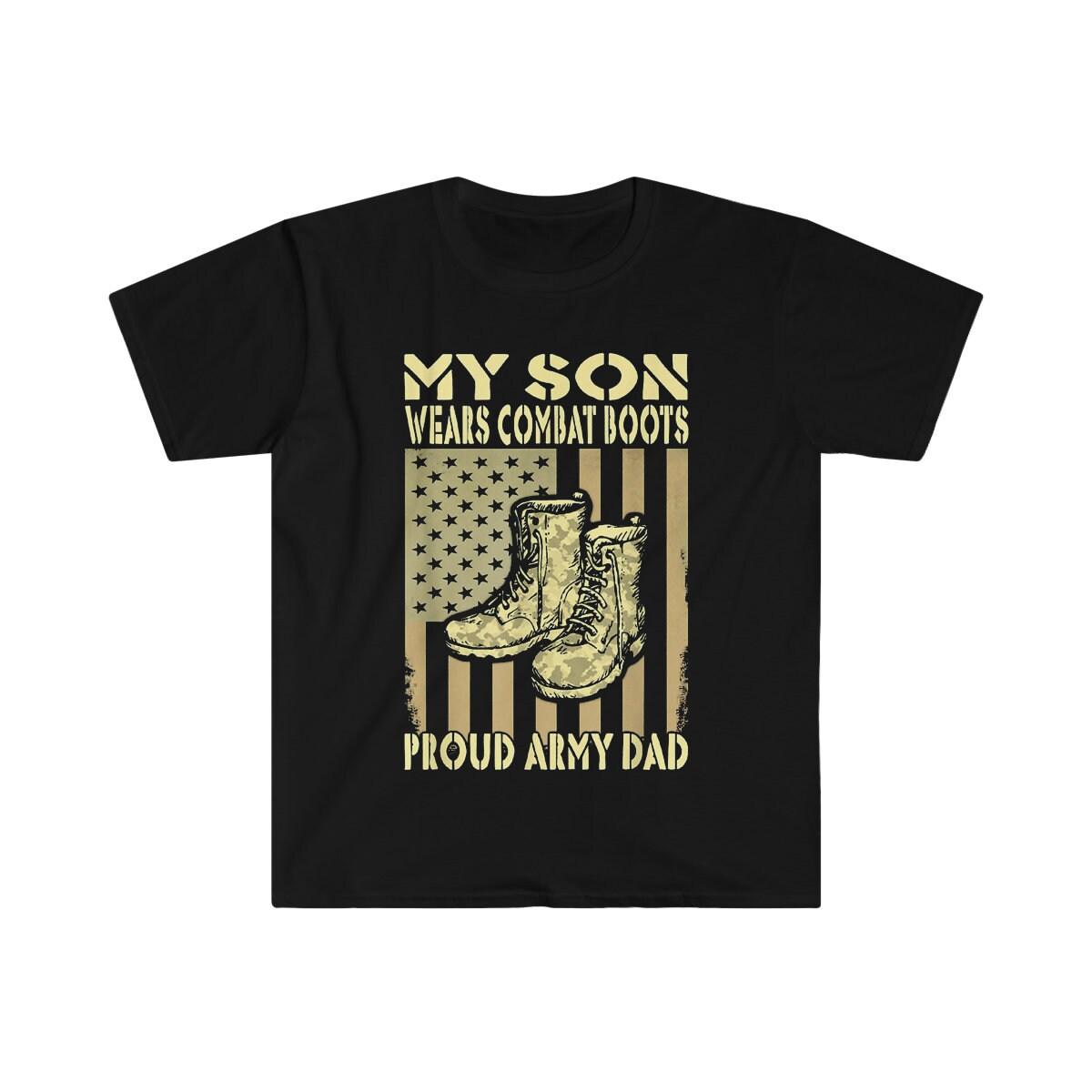 Mano sūnus dėvi kovinius batus, dėvi „Hero Proud Army Dad Military Father“ marškinėlius, „My Son My Pride“, dėvi išdidaus armijos tėčio Tėvo dienos dovaną – plusminusco.com