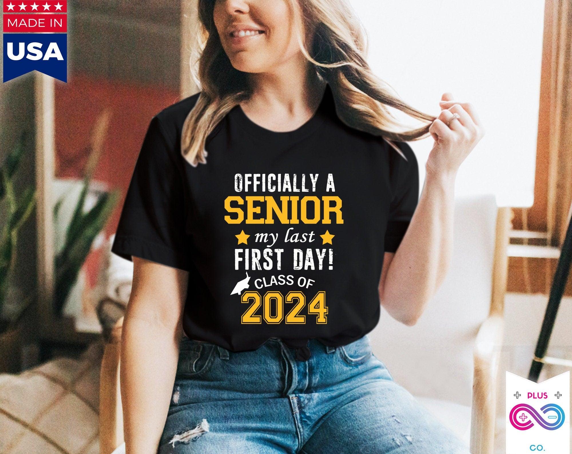 Hivatalosan Senior Az utolsó első napom 2024-ben, Vissza az iskolába pólók, Senior 2024 lányok, Végzős 2024-es Senior ing, Vicces Senior - plusminusco.com