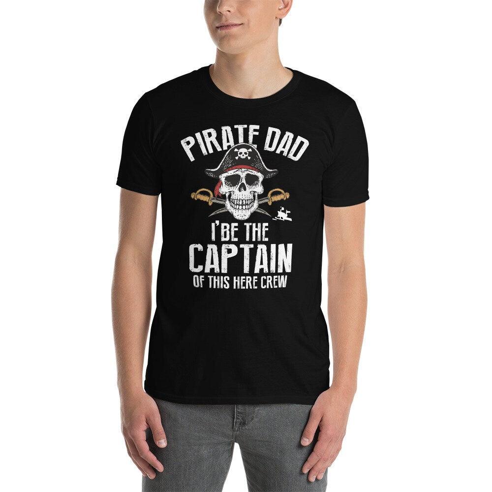sjørøverfar er kapteinen på denne mannskapets t-skjorte T-skjorte, t-skjorter - plusminusco.com