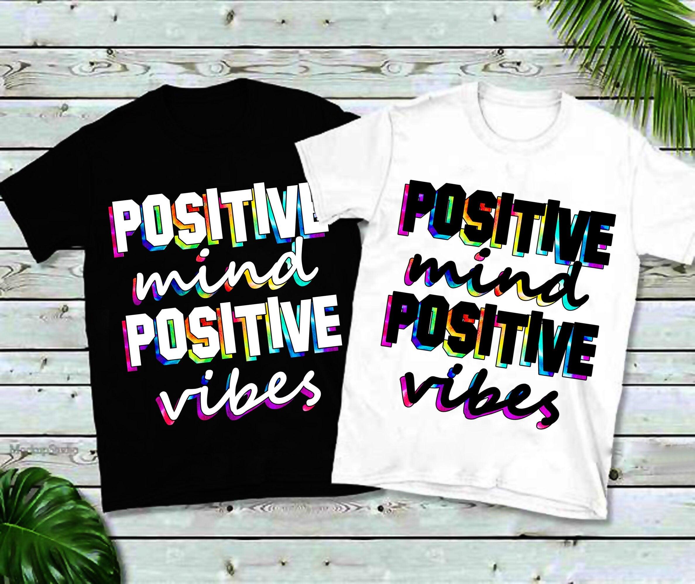 Mente positiva, vibrazioni positive | T-shirt con stampa tinta, T-shirt yoga, T-shirt da uomo, T-shirt da donna, Yoga, Motivazionale - plusminusco.com