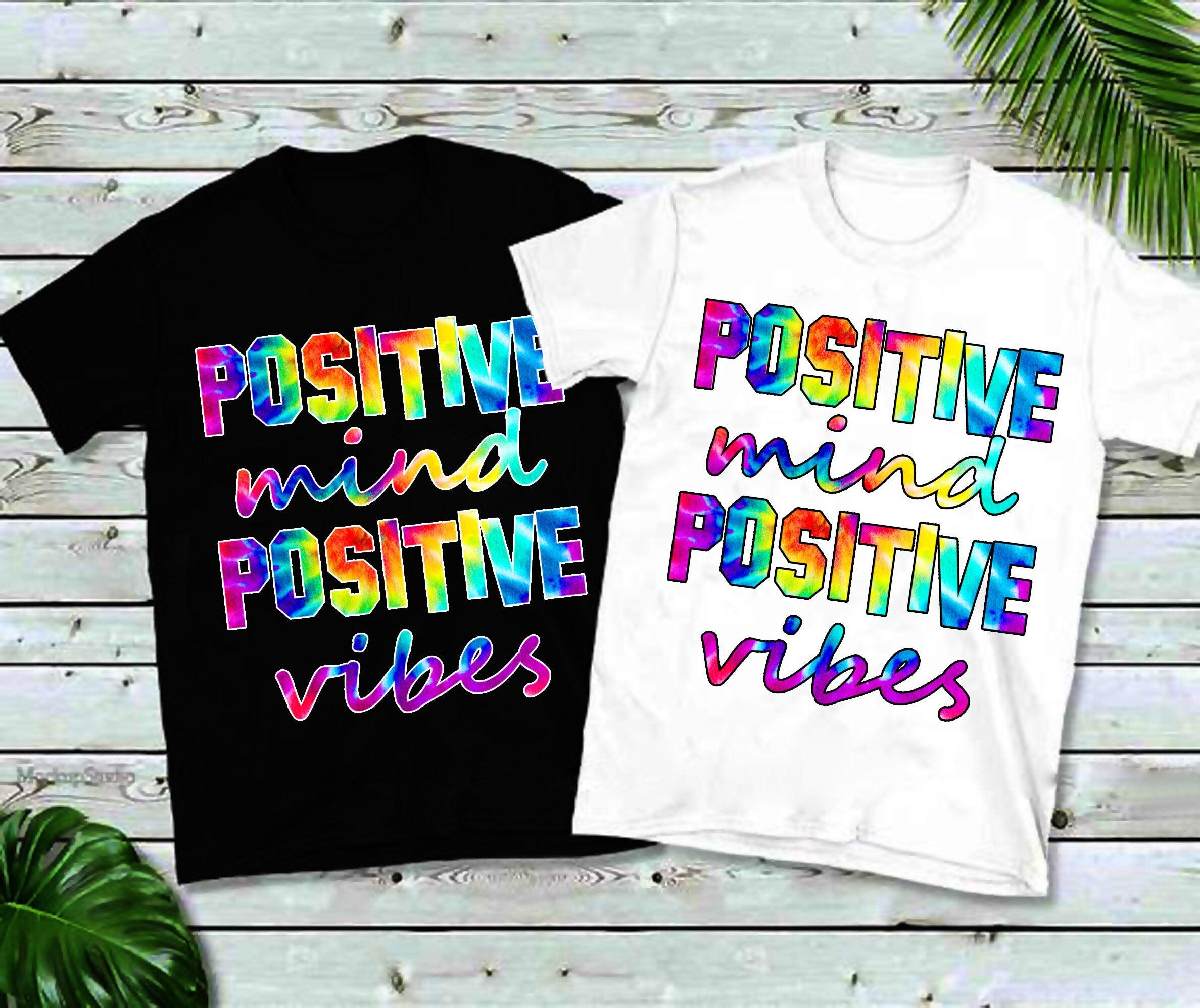 Mente positiva, vibrazioni positive | T-shirt con stampa tinta, T-shirt yoga, T-shirt da uomo, T-shirt da donna, Yoga, Motivazionale - plusminusco.com