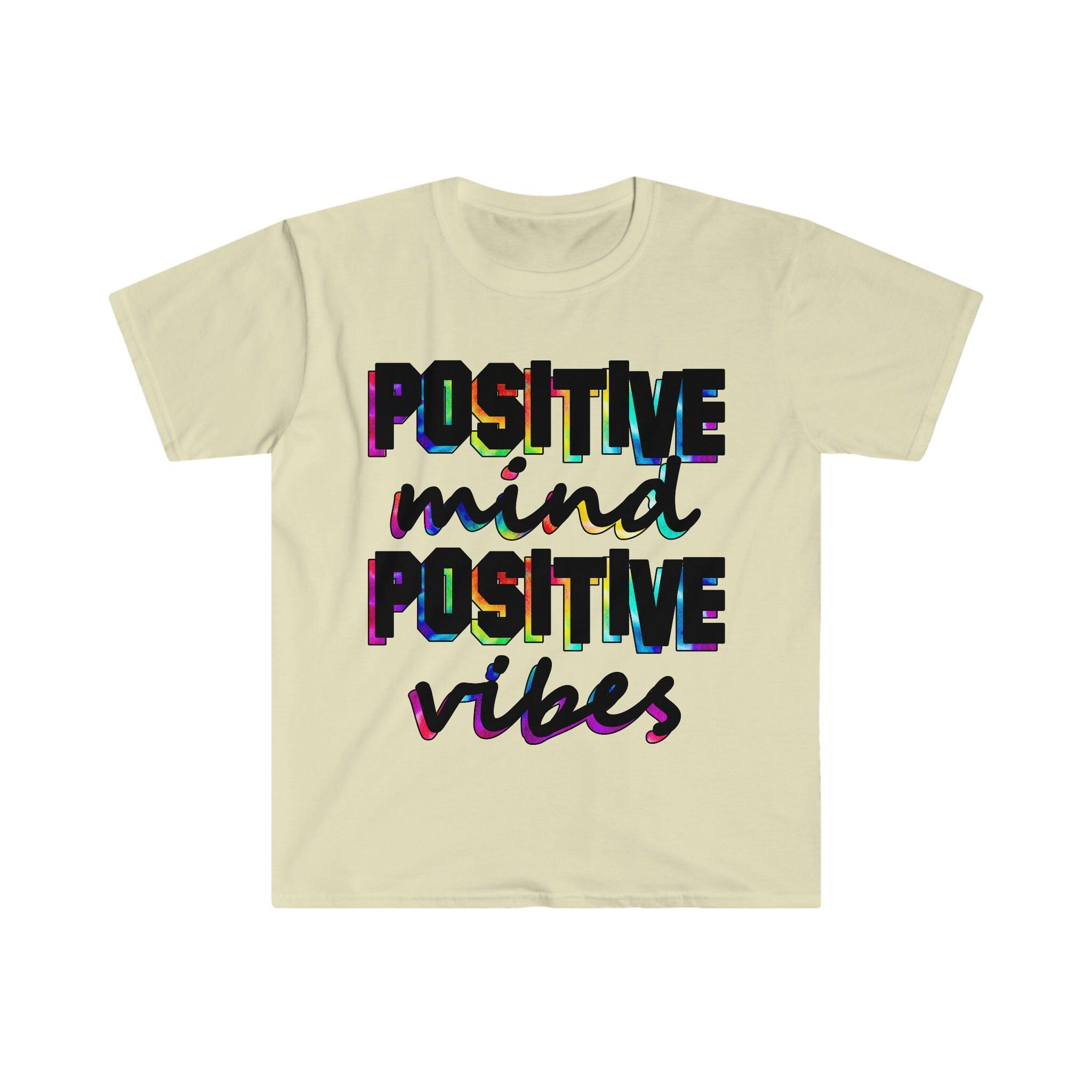 تي شيرت Positive Mind Positive Vibes، قميص تحفيزي، قميص ملهم، تي شيرت إيجابي - plusminusco.com