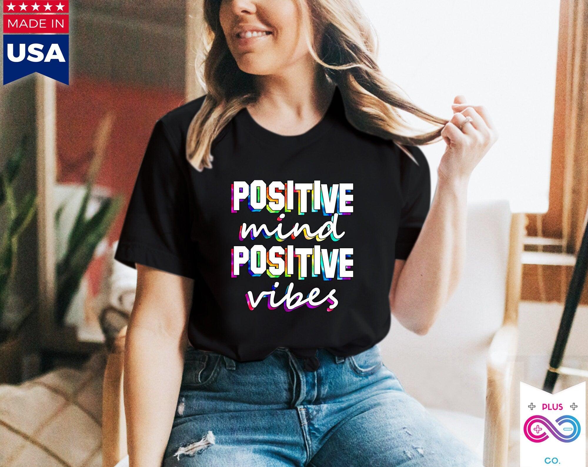 Maglietta Positive Mind Positive Vibes, camicia motivazionale, camicia ispiratrice, maglietta positività - plusminusco.com