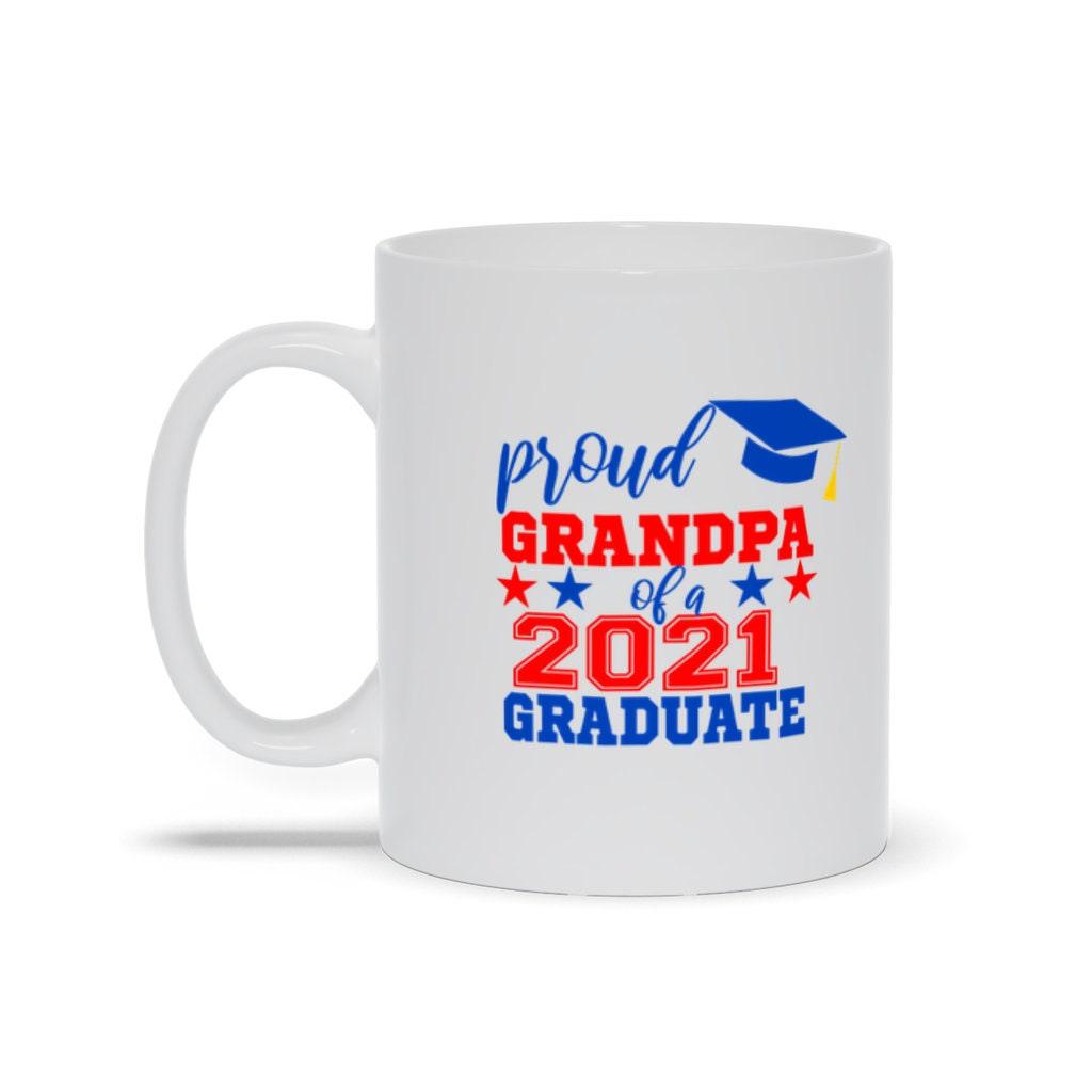 Büszke nagypapa egy 2021-es diplomás bögrére,, ballagási póló apának, ballagási apuka, diplomás apuka büszke apukája - plusminusco.com