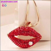 Zlatý řetízkový náhrdelník s červenými planoucími rty - plusminusco.com