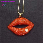 Zlatý řetízkový náhrdelník s červenými planoucími rty - plusminusco.com