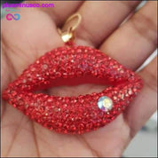 Colar com corrente de ouro com lábios flamejantes vermelhos - plusminusco.com