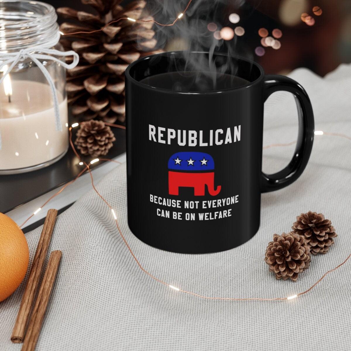 Republikán, pretože nie každý môže byť na sociálnej pomoci Káva, Republikánsky darček, Politický hrnček, Vychovaný republikán, Sloní grafik,politický hrnček - plusminusco.com