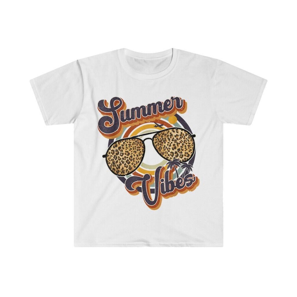 Retro Summer Vibes Leopard Aurinkolasit Paita Vintage Summer Beach Tee Fun Summer Shirt Perhe kesäloma leopardilasit - plusminusco.com