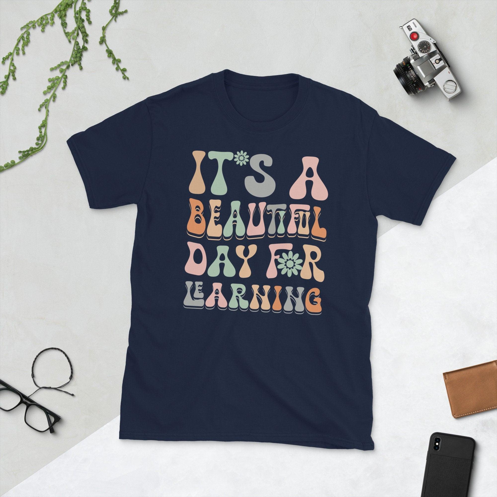 Retro-Lehrer-Shirt für Frauen, „It's a Beautiful Day for Learning“-T-Shirt, lustiges Back to School-Lehrerleben-Shirt, Oberteile – plusminusco.com