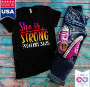 Ella es camisa fuerte, ella es fuerte, proverbios, camisas cristianas, camiseta cristiana, camisa de Jesús, camisa de las Escrituras, poder femenino, mujeres fuertes - plusminusco.com