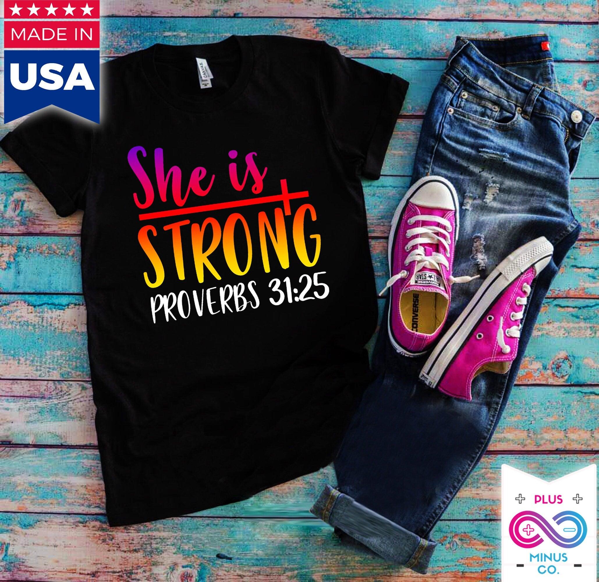彼女は強いシャツ、彼女は強い、ことわざ、クリスチャン シャツ、クリスチャン T シャツ、イエス シャツ、聖書シャツ、ガール パワー、強い女性 - plusminusco.com