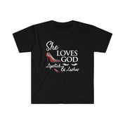 She Loves God Lipstick & Lashes T-shirt cotone, girocollo, DTG, abbigliamento da uomo, vestibilità regolare, t-shirt, abbigliamento da donna - plusminusco.com