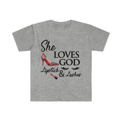 She Loves God Lipstick & Lashes T-shirt cotone, girocollo, DTG, abbigliamento da uomo, vestibilità regolare, t-shirt, abbigliamento da donna - plusminusco.com