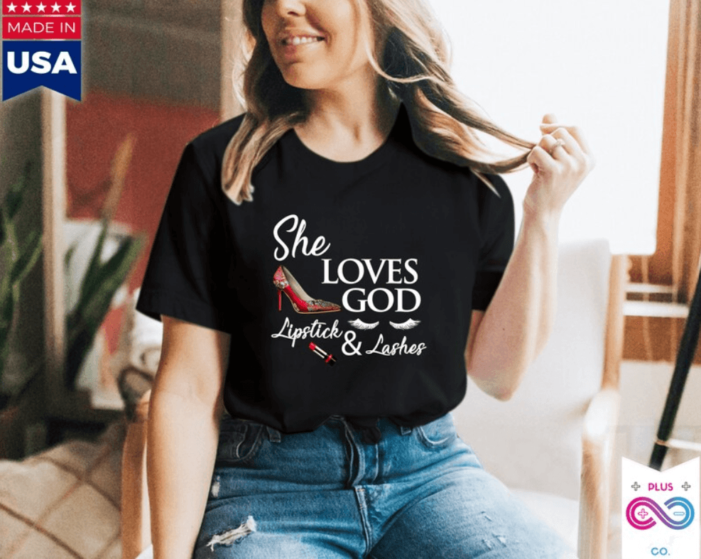 „She Loves God“ lūpų dažai ir blakstienų marškinėliai, moteriškas makiažas, aukštakulniai, blakstienos, lūpų dažai, „Love God Christian“ marškinėliai – plusminusco.com