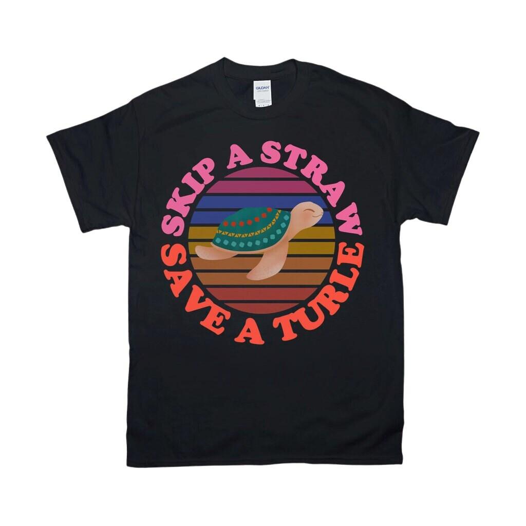 Praleiskite šiaudelį Išsaugokite vėžlį | Retro saulėlydžio marškinėliai, gamtos mylėtojo marškinėliai, ekologiškas vandenynas, aplinkosaugos aktyvistų marškinėliai, meilės vėžlio marškinėliai – plusminusco.com