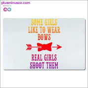 Σε ορισμένα κορίτσια αρέσει να φορούν φιόγκους, τα πραγματικά κορίτσια να τα πυροβολούν Επιτραπέζια χαλάκια - plusminusco.com