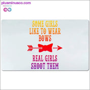 Algumas garotas gostam de usar arcos, garotas de verdade atiram neles Tapetes de mesa - plusminusco.com