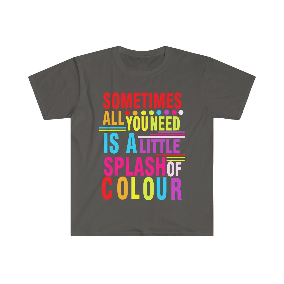 Nogle gange er alt hvad du behøver, et lille stænk af farveskjorte, positive vibes, Inspirerende grafisk skjorte, farverig skjorte, sommerstrandskjorte - plusminusco.com