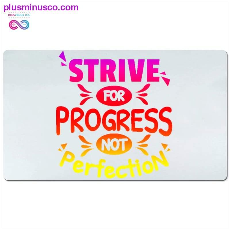 Streben Sie nach Fortschritt, nicht nach Perfektion. Schreibtischunterlagen – plusminusco.com