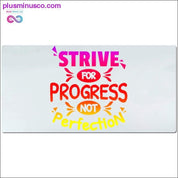 Streben Sie nach Fortschritt, nicht nach Perfektion. Schreibtischunterlagen – plusminusco.com