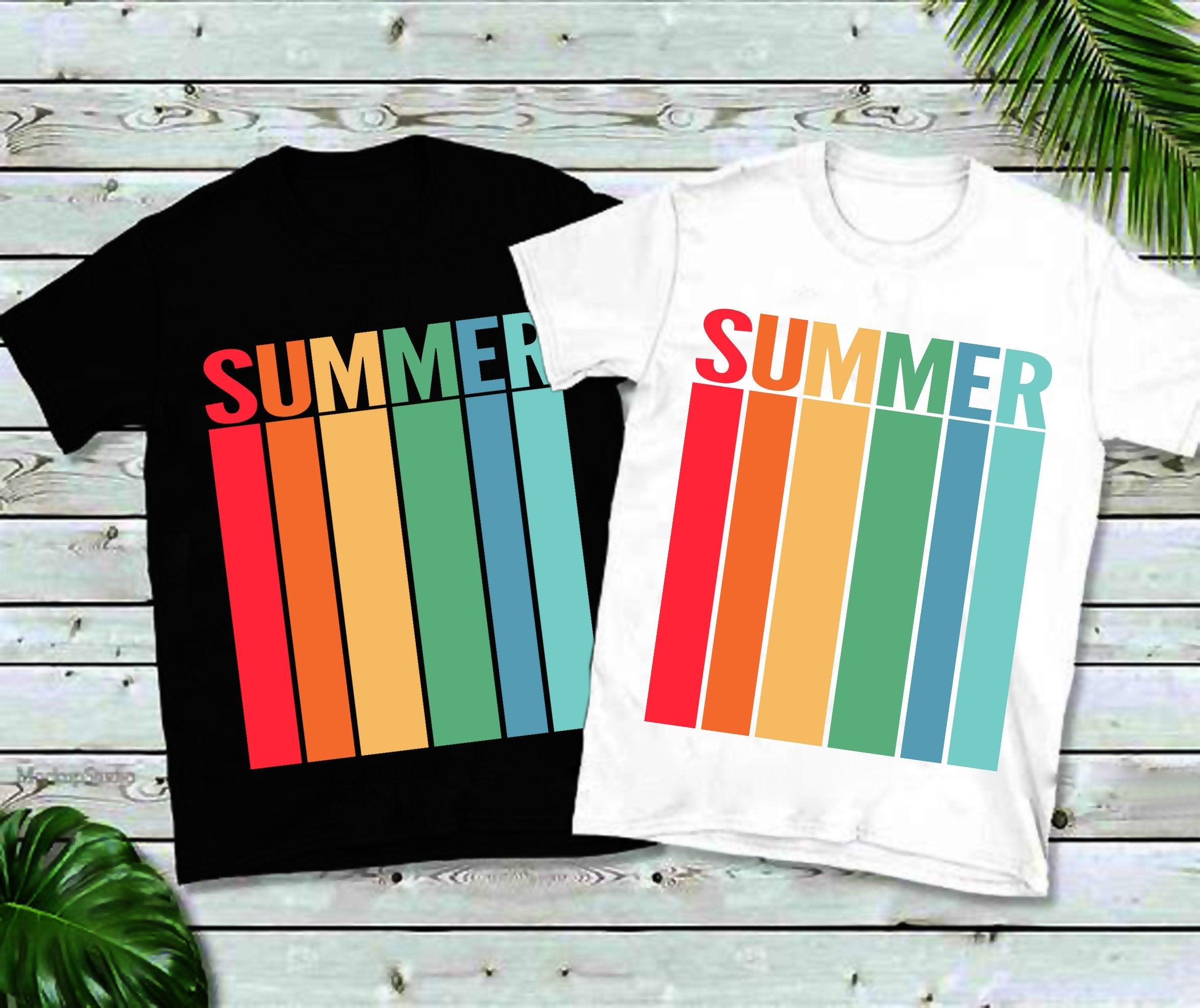 Vasara | Retro saulėlydis | „Stripes“ marškinėliai, „Rainbow Stripes“ vasaros marškinėliai, „Summer Vibes“, „Summer Lovers“ marškinėliai, „Sezono“ marškinėliai, - plusminusco.com