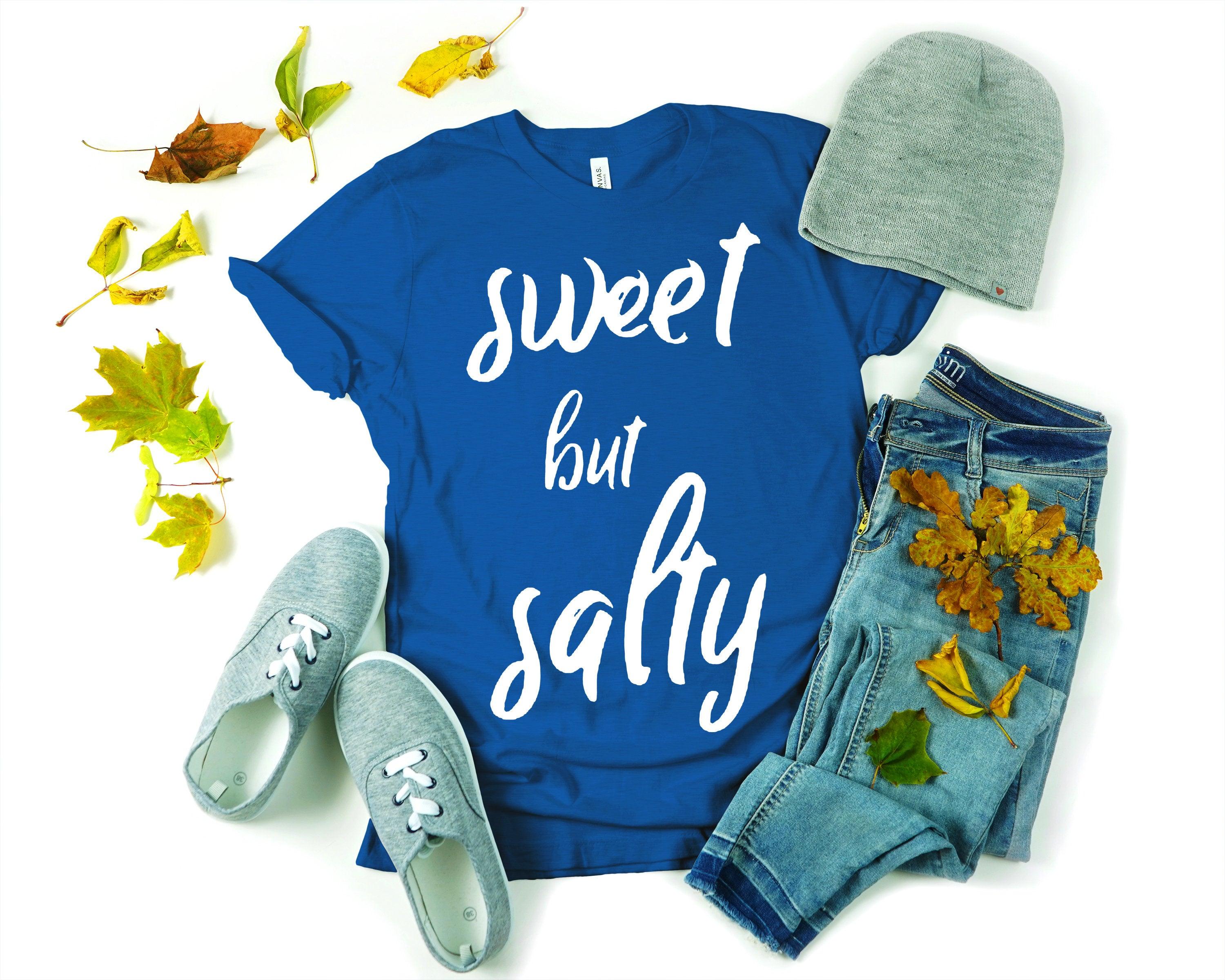 Sweet But Salty T-Shirts Vælg fred, Sød Dameskjorte, empowerment, Inspirerende citat, Motivation, selvkærlighed, Slogan Tee, Sweet But Salty, Kvinder Grafisk Tee - plusminusco.com