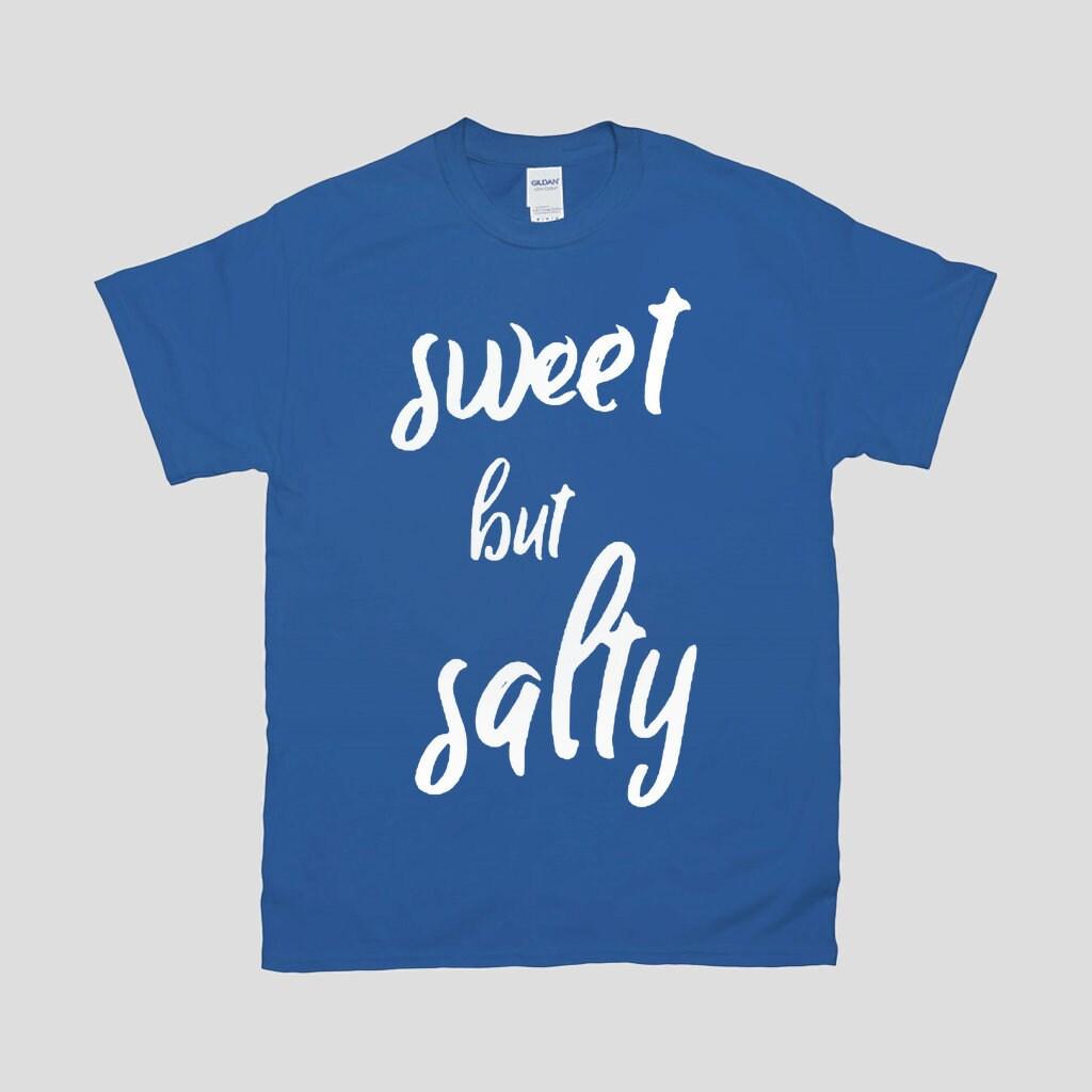 Sweet But Salty T-shirts Kies vrede, schattig damesshirt, empowerment, inspirerend citaat, motivatie, eigenliefde, slogan Tee, Sweet But Salty, dames grafisch T-shirt - plusminusco.com