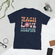 Ensine o amor inspire retro de volta às aulas professores mulheres crianças camiseta - plusminusco.com