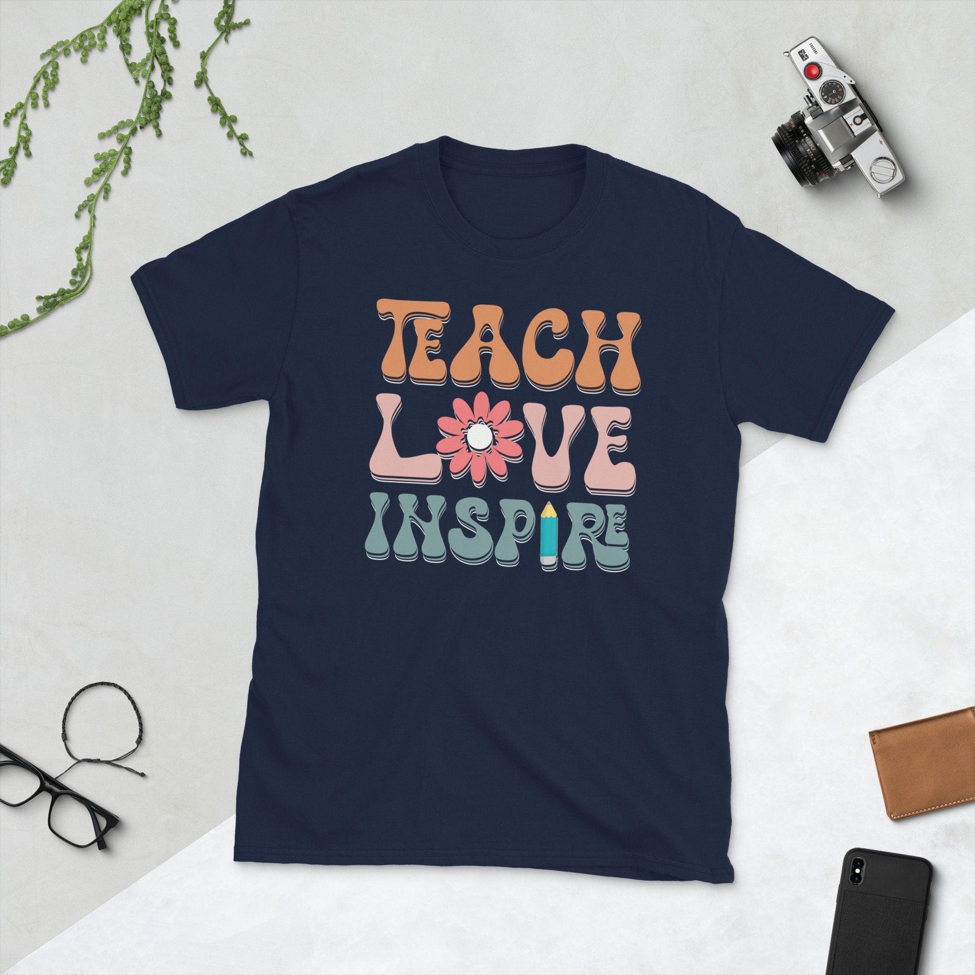 تي شيرت Teach Love Inspire Retro Back to School Teachers للنساء والأطفال - plusminusco.com