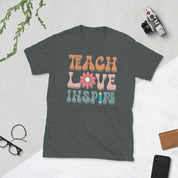 تي شيرت Teach Love Inspire Retro Back to School Teachers للنساء والأطفال - plusminusco.com