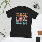Ensine o amor inspire retro de volta às aulas professores mulheres crianças camiseta - plusminusco.com