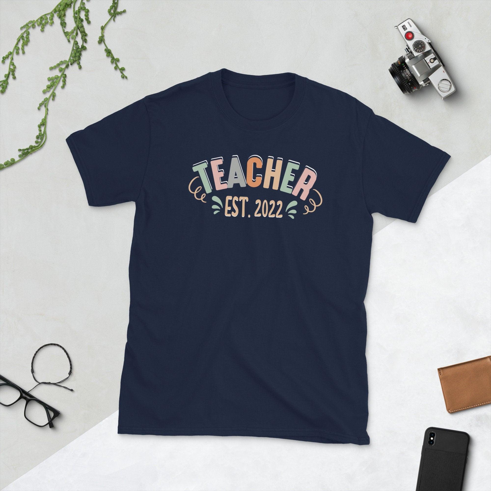 مؤسسة المعلم 2022، تي شيرت هدية للمعلمين الجدد في اليوم الأول للمدرسة، تي شيرت أنشأه المعلم الجديد لحياة المعلم - plusminusco.com