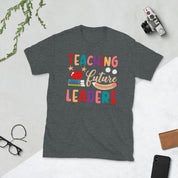 Geleceğin Liderlerini Öğretmek, Öğretmek Bir Kalp İşidir Tişörtü, Okula Dönüş Geleceğin Liderlerine Öğretmek Öğretmenlere Hayat Hediyesi Tişört - plusminusco.com