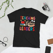 Tulevaste juhtide õpetamine, õpetamine on südametöö T-särk, tagasi kooli Tulevaste juhtide õpetamise T-särk õpetaja eluks kingituseks - plusminusco.com