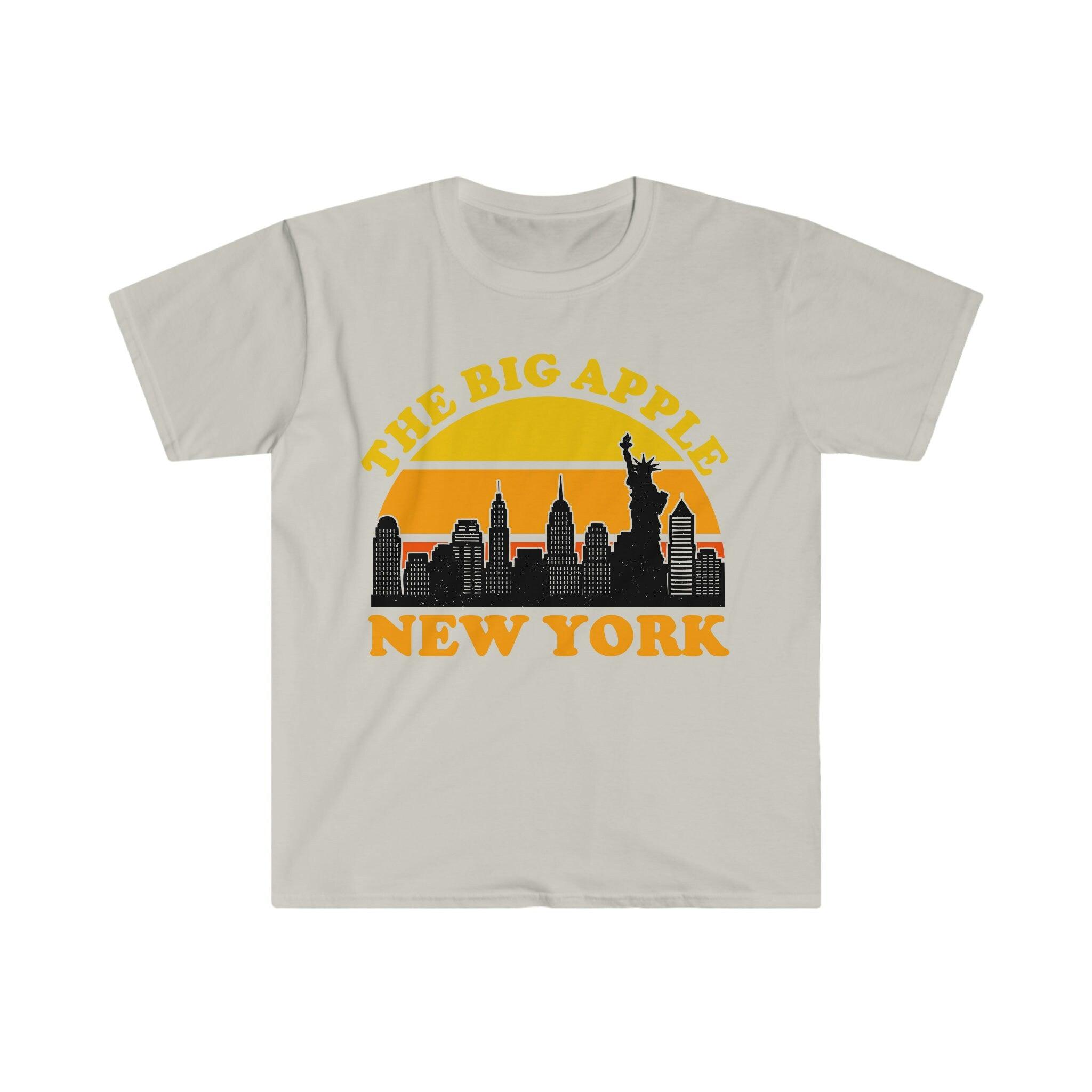 빅 애플 뉴욕 | 레트로 선셋 티셔츠, 뉴욕시 스카이라인 기념품 티셔츠, NYC 파티 의상, Visit Trip Travel NY, 브루클린 브리지, 시티 스카이라인, 맨해튼, 뉴욕, 뉴욕시, 뉴욕시 예술, 뉴욕 선물, 뉴욕 프린트, 뉴욕 스카이라인, 뉴욕, 뉴욕 선물, 뉴욕 스카이라인, 자유의 여신상, 티, 티셔츠 - plusminusco.com
