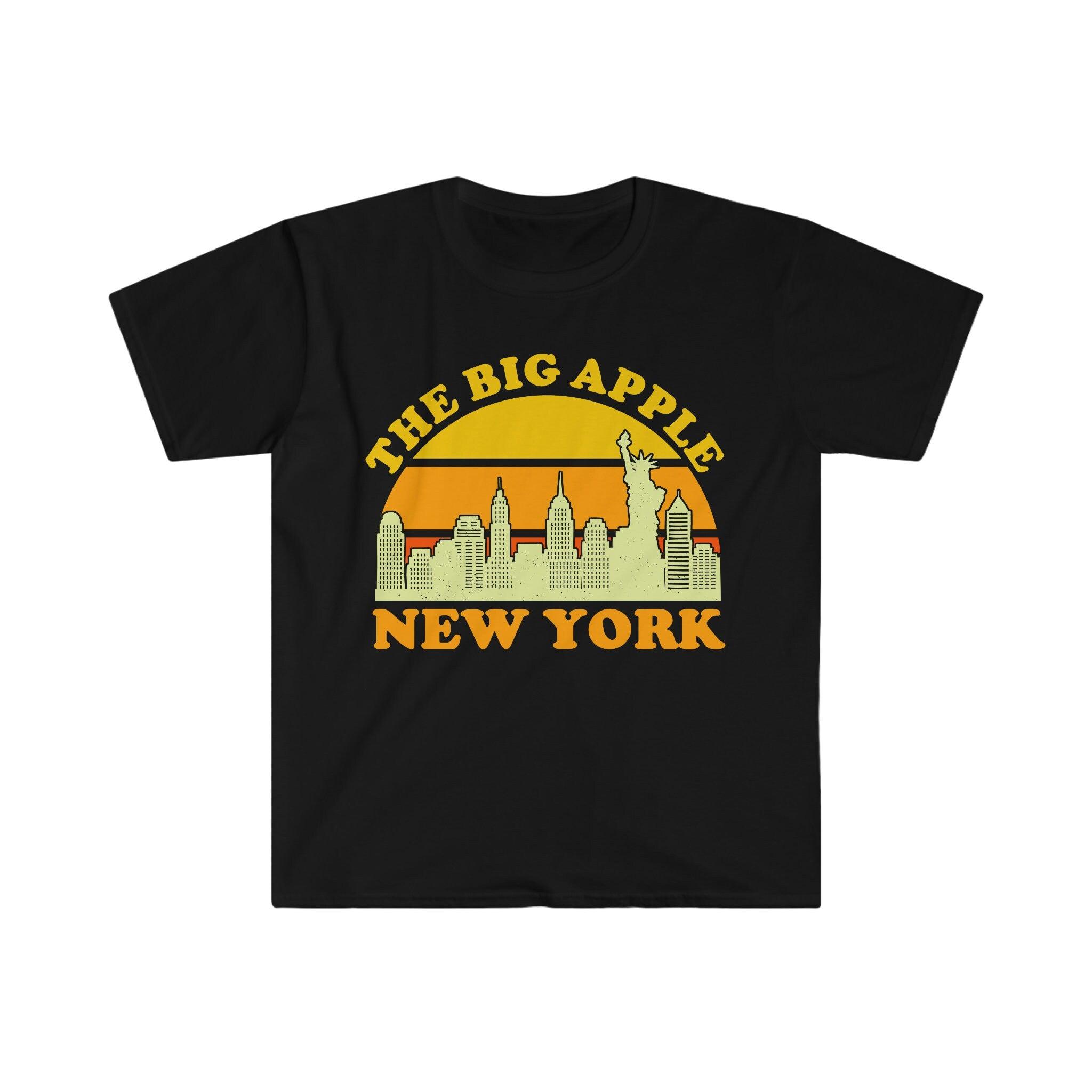 La Grande Mela New York | T-shirt retrò al tramonto, maglietta souvenir dello skyline di New York, costume per feste di New York, visita viaggio viaggio NY, Manhattan - plusminusco.com