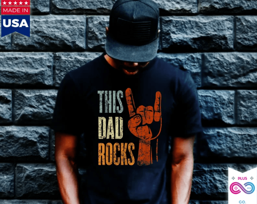 تي شيرت Dad Rocks Rock N Roll المعدني، قميص Rock n Roll، تي شيرت معدني هدية للأب، هدية عيد الأب، هدية له، قميص الأب - plusminusco.com