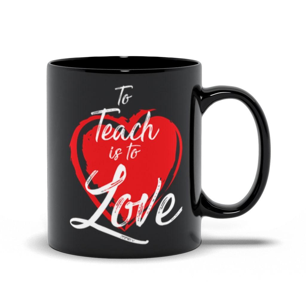 Učit znamená milovat černé hrnky, Valentýn, Dárek pro učitele, Inspirativní citát, Učitel na základní škole, Předškolní vášeň pro výuku - plusminusco.com