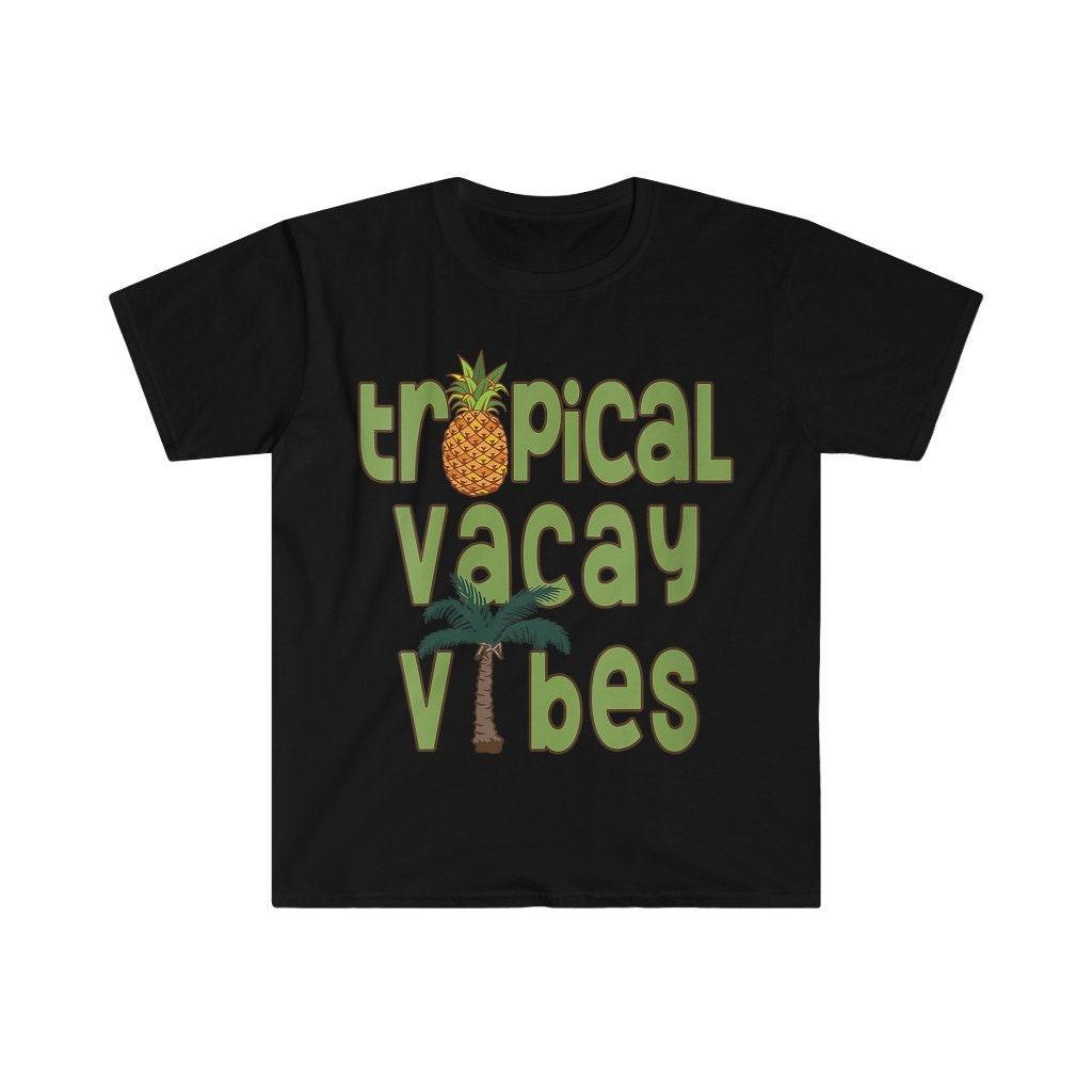 تي شيرت Tropical Vacay Vibes، قميص ريترو بأشجار النخيل والأناناس، قمصان Vacay Vibes، قمصان استوائية، قمصان للسفر، تي شيرتات للعطلات، وضع Vacay، - plusminusco.com