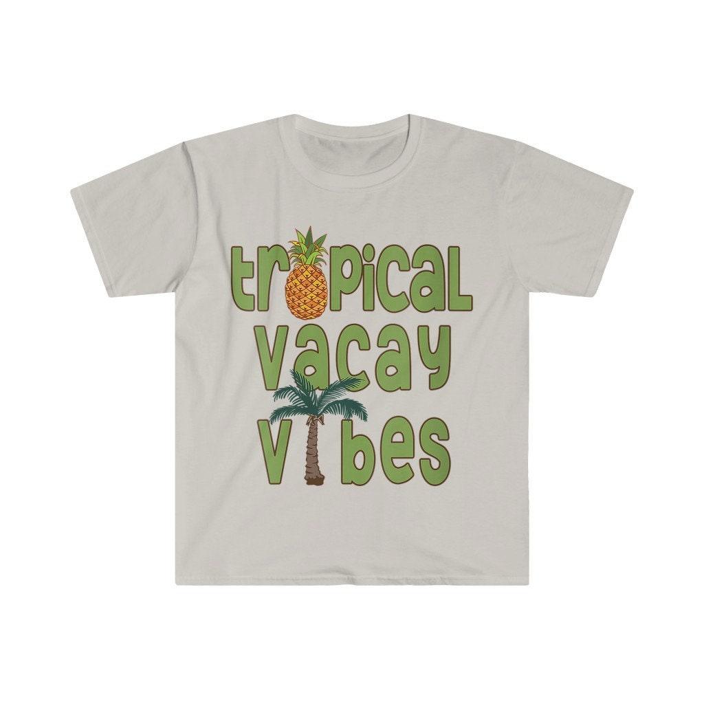 تي شيرت Tropical Vacay Vibes، قميص ريترو بأشجار النخيل والأناناس، قمصان Vacay Vibes، قمصان استوائية، قمصان للسفر، تي شيرتات للعطلات، وضع Vacay، - plusminusco.com