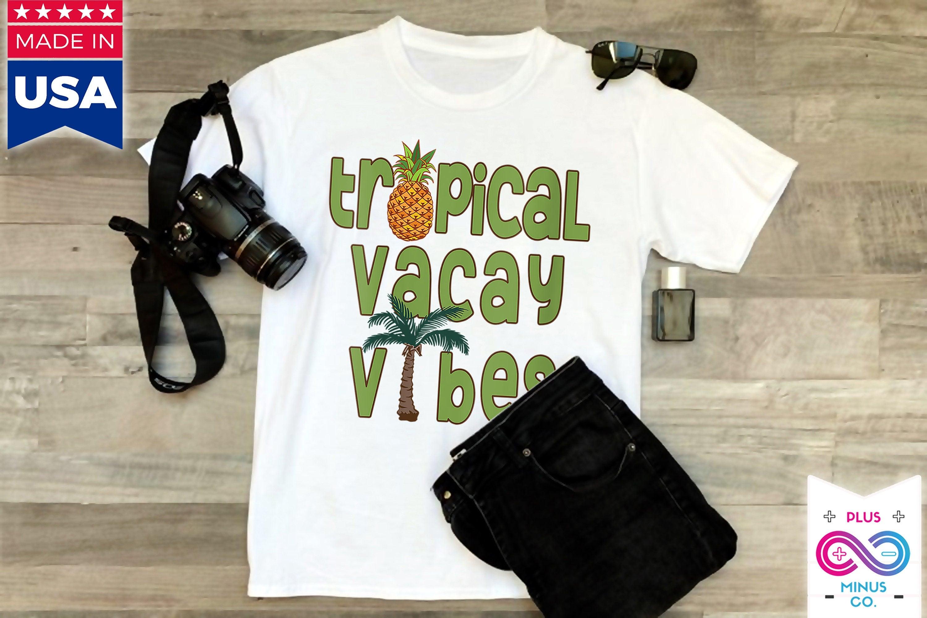 Koszulka Tropical Vacay Vibes, koszula retro z palmami ananasowymi, koszulki Vacay Vibes, koszulki tropikalne, koszulki podróżne, koszulki wakacyjne, tryb Vacay, - plusminusco.com