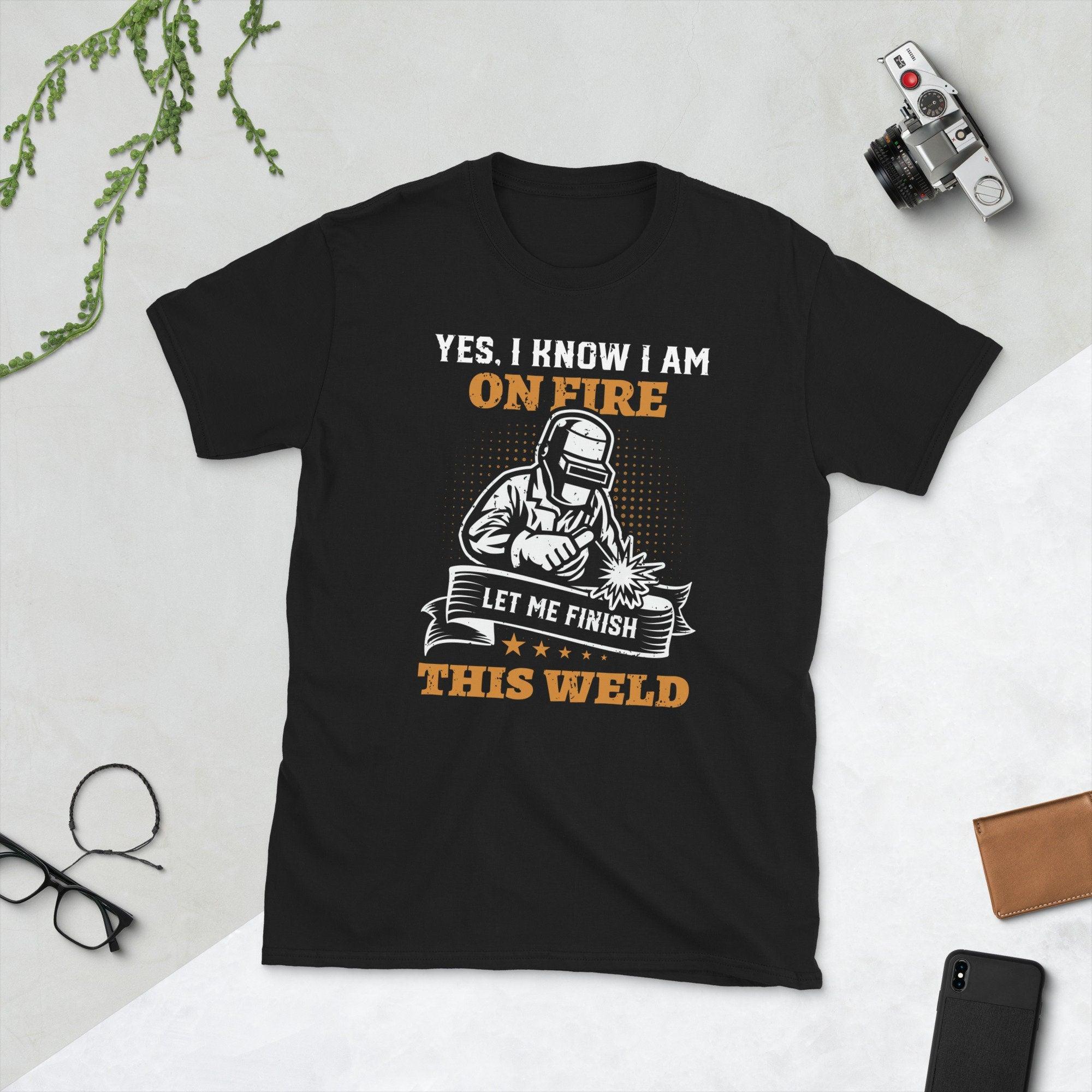 Welder Yes I know I am on fire ユニセックス Tシャツ Tシャツ、Tシャツ - plusminusco.com