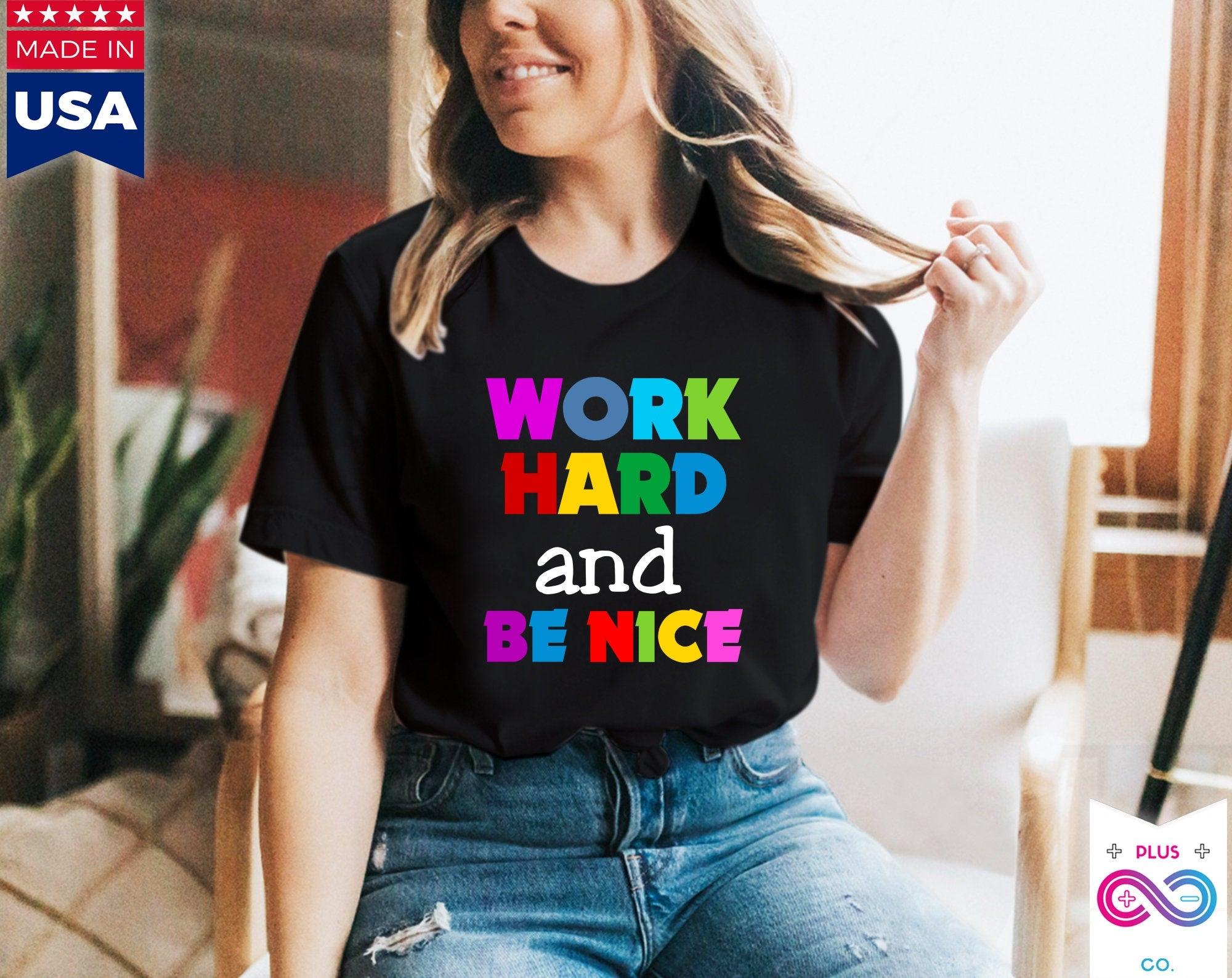 Dirbk sunkiai ir būk malonus marškinėliai, būk malonus marškinėliai, būk malonus, būk malonus marškiniai Pasirinkite gerus marškinius Įkvepiantis „Stay Humble“, „Be Nice“ marškinėliai - plusminusco.com